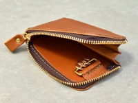 棕色皮革製作的拉鍊卡片鑰匙包，設有金色拉鍊和鑰匙圈，內部空間展示。