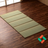 YUME 藺草組合式五折疊榻榻米睡墊，淺綠色藺草材質，米色邊框，鋪設於深棕色木地板上，呈現自然簡約風格。