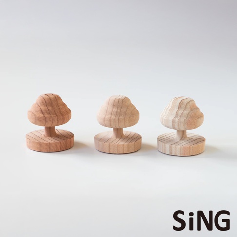 這張照片展示了三個木製的 Planco 精油杉木擴香樹圓潤款，放置在乾淨的白色背景上，呈現出三種由深至淺的木質紋理與自然色澤，右下方印有品牌名稱 SiNG 的字樣。