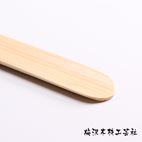 加長檜木鞋拔，淺木色，質樸天然，圓潤光滑的邊緣，適合人體工學設計。