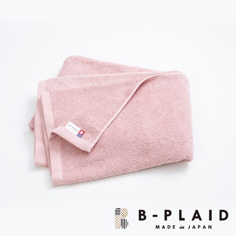 粉紅色 EVE 今治強韌薄手鱗紋浴巾，材質為棉，觸感柔軟，有鱗紋織法，角落帶有品牌標籤。