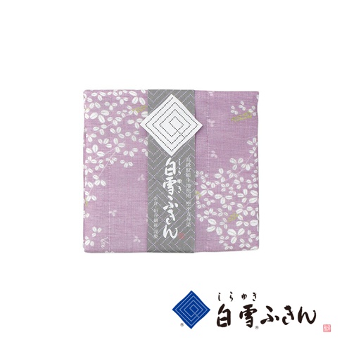 淺紫色友禪染布料，印有白色櫻花圖案，中央綁有灰色標籤，標籤上有白色日文文字及菱形圖案。