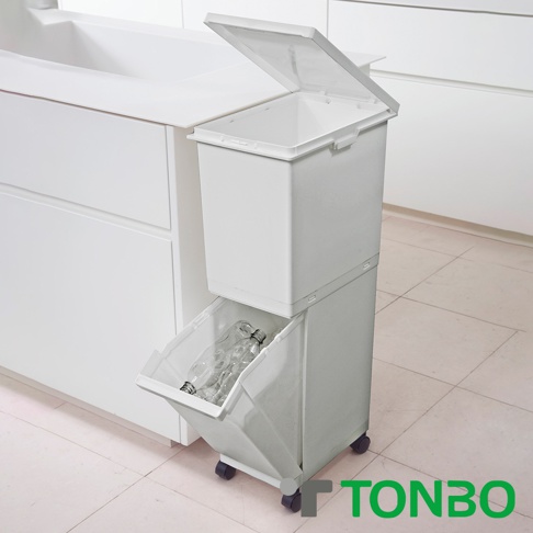 白色抗菌雙層分類附輪垃圾桶，上方為有蓋設計，下方為可抽出式收納盒，內有透明塑膠瓶，垃圾桶底部有四個小輪子。