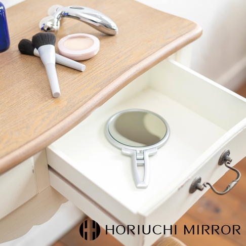 堀內鏡 HORIUCHI MIRROR 品牌標誌，下方為 Napure 手持立式兩用 3 倍美妝鏡。