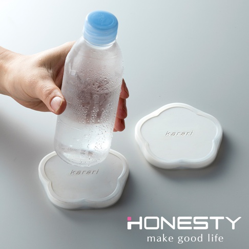 一組兩個白色花型珪藻土矽膠杯墊，表面有「karari」字樣，其中一個杯墊上放著裝有冰水的透明塑膠瓶。