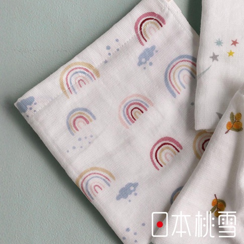 日本桃雪紗布方巾，印有彩虹、雲朵和星星圖案，材質輕柔，適合嬰幼兒使用