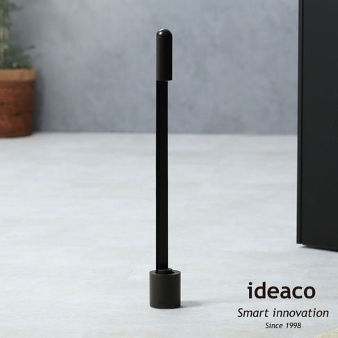 ideaco logo 和口號 Smart innovation Since 1998，以及一個黑色長柄鞋拔，鞋拔頂部有圓形帽，底部帶有收納座。