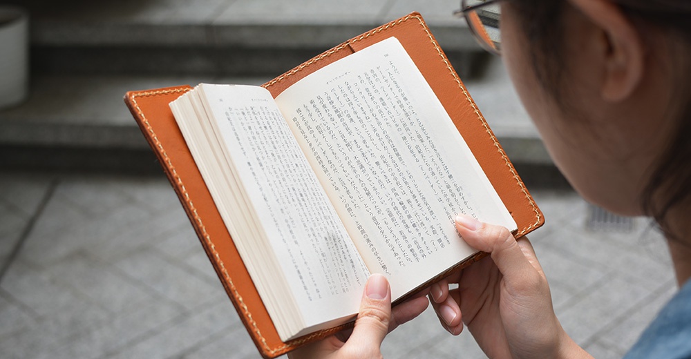 圖片文字：以及令人懷念的景象，正在經歷著與十幾年前相同的變化。遊戲機中心的時間感是靜止的。店內的舊機台依然存在。十五年前是這樣，十五年後也是。現在看著它們，依舊帶有一種懷舊的氣息。確實，那是以前中學時代常去的地方。當然，那時候的經營者與現在已經不同了。原本在經營遊戲中心的店主已經不在了。不可思議的是，這個空間並沒有改變。同樣的機器，同樣的人潮。如果說有什麼不同，大概就是當年的常客已經不再是中學生了