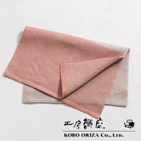 兩塊棉麻混紡鬆餅紋拭巾，一塊為粉橘色，一塊為淺米色，疊放展示。