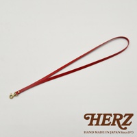 紅色皮革證件識別夾專用掛繩，配有金色金屬夾扣，簡單設計，適合搭配各式證件夾。