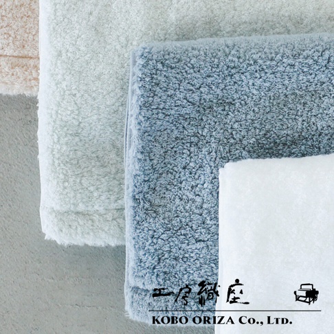 四條今治柔感極甘撚系匹馬棉浴巾，顏色分別為淺米色、淺綠色、藍色及白色，質地柔軟蓬鬆。