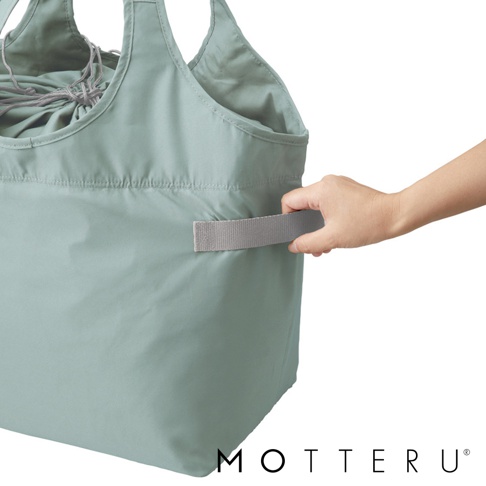 淺綠色的大容量束口摺疊保冷可立托特袋，採用尼龍材質，袋口有灰色束繩，側邊有一個灰色織帶提把。