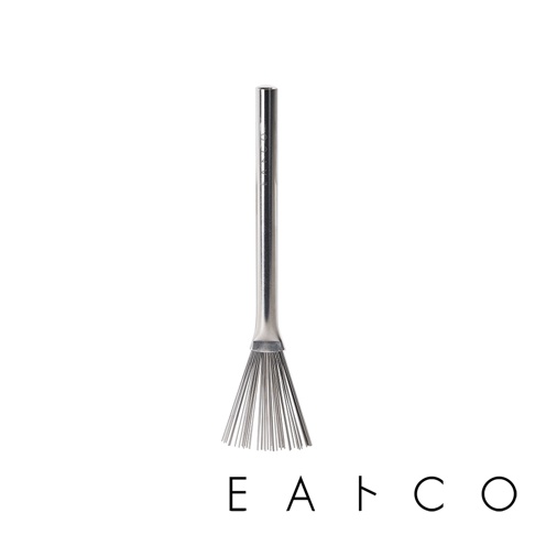 日製料理小刷，銀色金屬材質，細長刷柄，末端為扇形展開的銀色細絲刷頭。