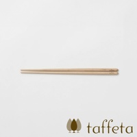 一雙 23 公分長的淺色楓木圓筷，筷身光滑，一端較細，另一端較粗，印有品牌標誌。