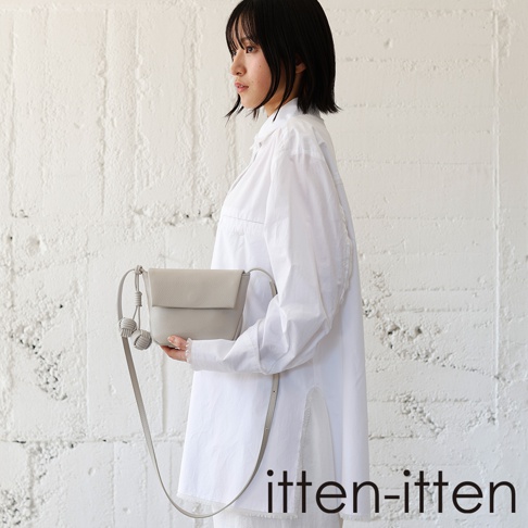 itten-itten 品牌，義大利皮革點結吊飾迷你單肩包，淺灰色，展示於白色磚牆前