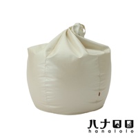 淺米色皮革懶骨頭沙發，玉子造型，頂部有束口設計，簡約時尚。