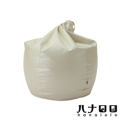 淺米色皮革懶骨頭沙發，玉子造型，頂部有束口設計，簡約時尚。