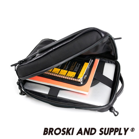 防水真皮革兩用手提後背包 LABOR mini，黑色，內部裝有筆記本和筆記本電腦，展示其收納功能。