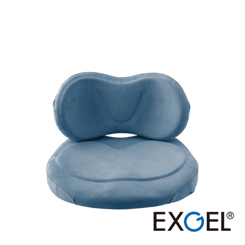 淺藍色 HUG COMFY PREMIUM 背部支撐旗艦版坐墊，由柔軟親膚的材質製成，包含一個弧形腰部支撐墊和一個符合人體工學的坐墊。