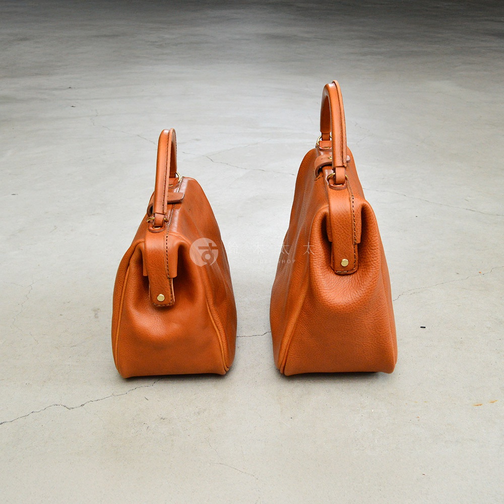 兩款棕色皮革方形口金托特包，一側展示，包身有壓紋，配有提把和金屬扣。