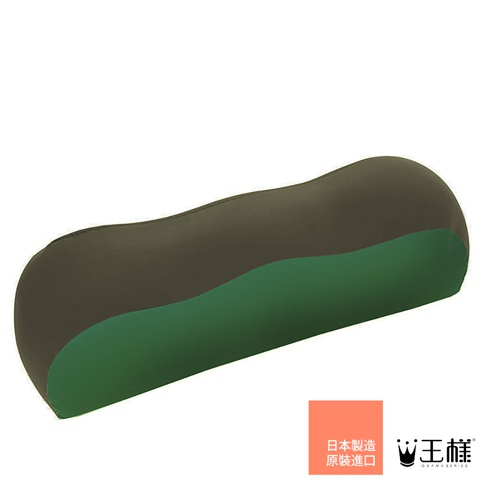 一個雙色彎曲形狀的膝下枕，上半部為深灰色，下半部為深綠色，材質看似柔軟。