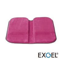 粉紅色折疊式坐墊，表面有細小透氣孔，邊緣為灰色滾邊。