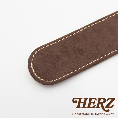 職人手作皮革Big肩墊，深棕色麂皮材質，搭配米白色車縫線，簡約設計。