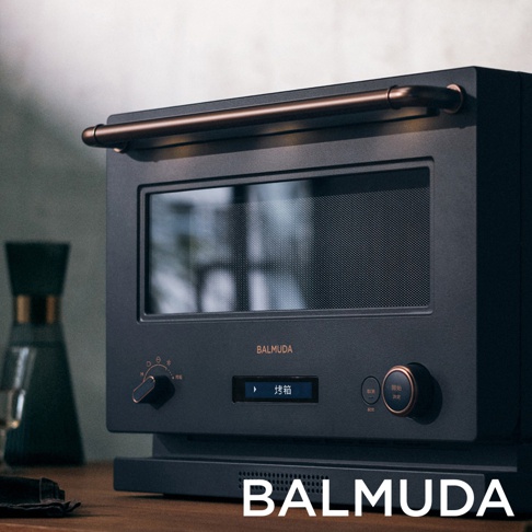 The Range 20L微波烤箱，採用霧面深灰色機身，搭配復古銅色質感提把與旋鈕，正面設有大面積觀景窗及LED顯示螢幕，整體風格簡約現代。