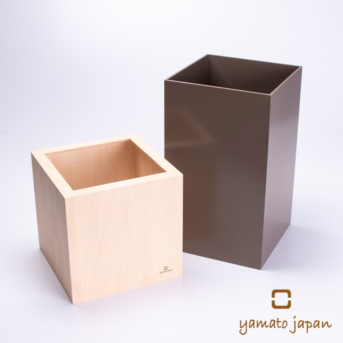 兩個方形垃圾桶，一個由淺色木材製成，另一個為深棕色金屬，均為開放式頂部。