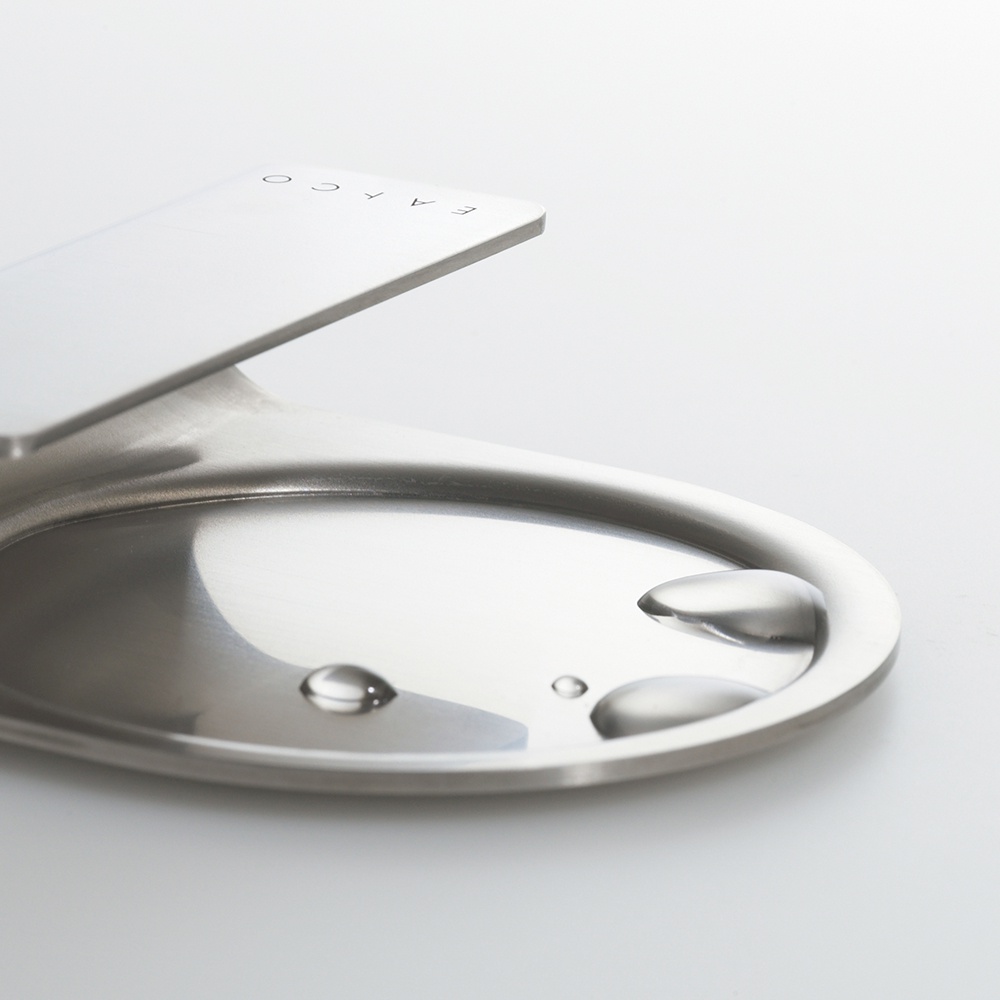 日製湯杓座，銀色金屬材質，簡約的流線設計，湯勺支架上印有品牌名稱。