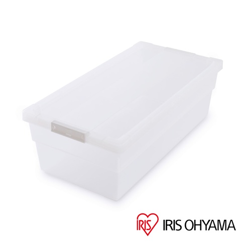 IRIS OHYAMA 品牌標誌旁邊有一個半透明的白色塑膠收納箱。