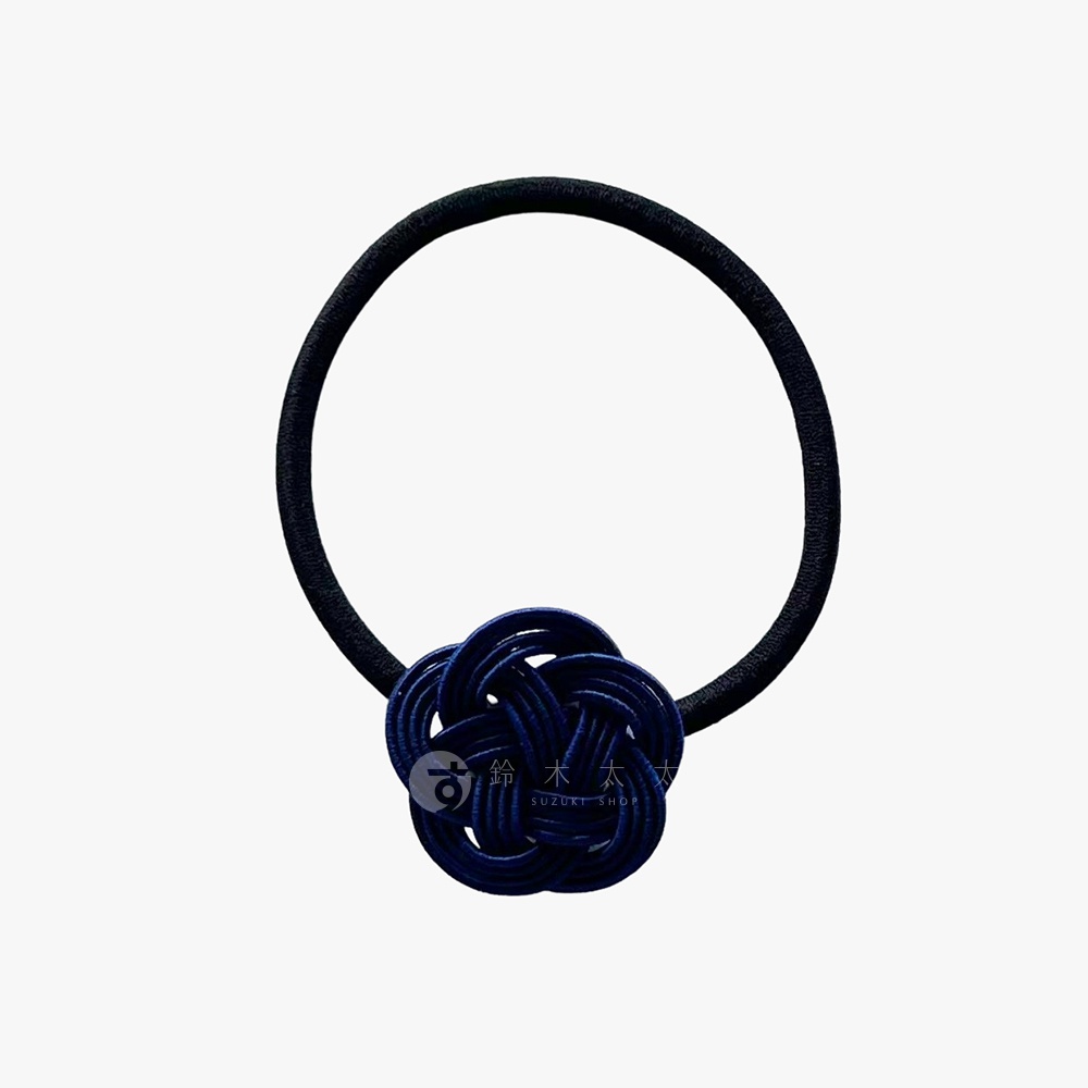 和風水引花結素色髮圈，黑色髮圈搭配深藍色水引編織的花結裝飾。