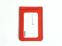 紅色皮革直式票券收納夾，採用車縫邊線裝飾，正面有一個透明窗，可置放票證。皮革材質，品牌標誌「HERZ」印在透明窗下方。