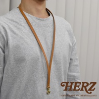 棕色皮革製成的職人手作證件識別夾專用掛繩，配有金色金屬扣環，由日本製造。