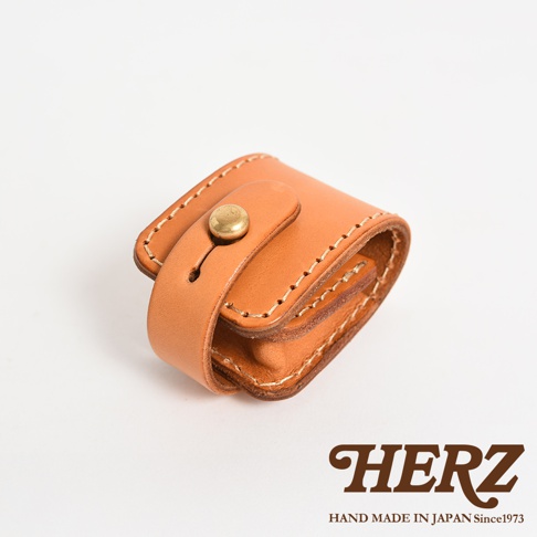 職人手作皮革原子釦型腰間小物收納包，淺棕色，帶有黃銅色原子釦，縫線清晰，整體呈現復古質感。