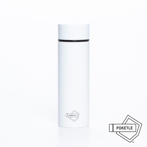 白色圓柱形保溫杯，杯蓋頂部有黑色細線裝飾，杯身下方印有黑色盾牌形狀的 POKETLE 品牌標誌。