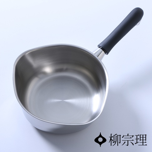 亮面不鏽鋼材質的單手鍋，鍋身呈現圓弧形，配有黑色防燙手柄，鍋內光潔，有清晰的放射狀紋理。