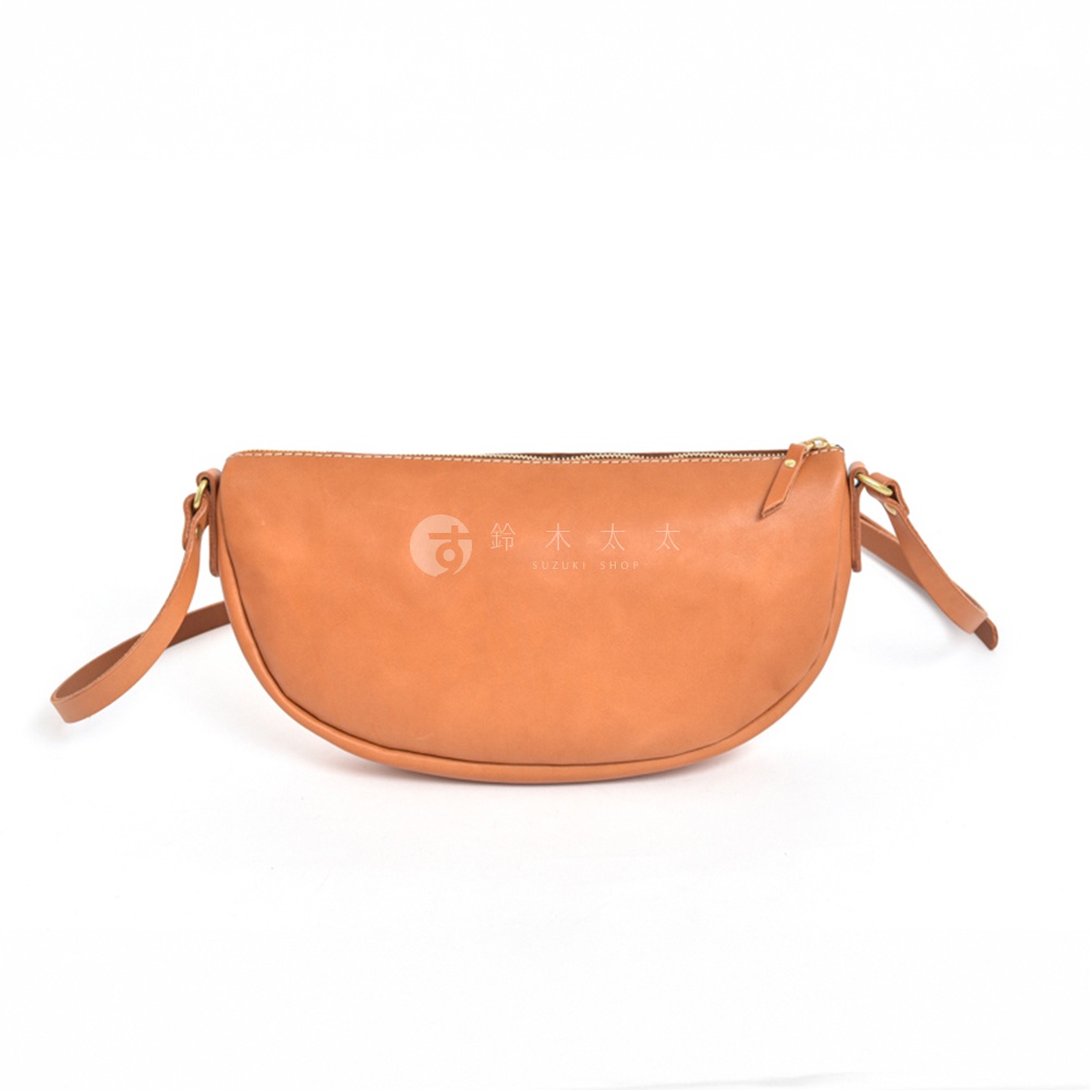 日本HERZ職人手作皮革半圓馬鞍包，咖啡色調，金屬拉鍊，簡約設計。