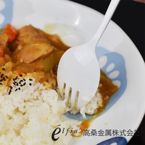 一張白琺瑯咖哩叉子，叉頭有三叉，正叉著盤中的白飯與咖哩。