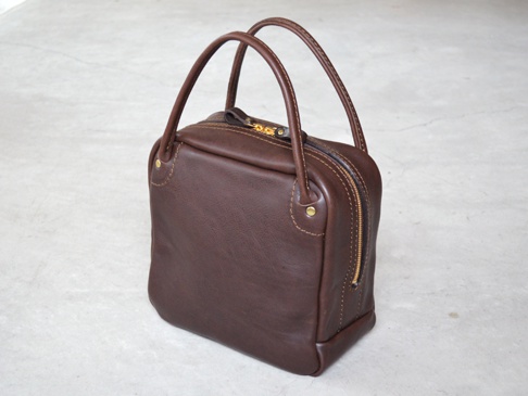 職人手作皮革Organ方形托特包 (G-47) M，深棕色，方形包身，雙提把，側邊拉鍊開合，金屬拉鍊頭，皮革材質，車縫線及鉚釘細節。