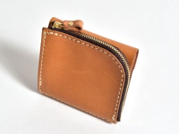 職人手作皮革口袋拉鍊方形短夾，採用棕色牛皮材質，搭配黃銅色拉鍊和米白色縫線，設計簡約實用。