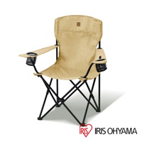 卡其色高款摺疊野餐椅，布面材質，配有黑色金屬椅架、扶手及置杯網袋，適合戶外露營使用。