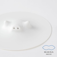 白色食品級矽膠鍋蓋，設計成可愛的豬鼻和耳朵造型，可耐熱並用於微波爐。