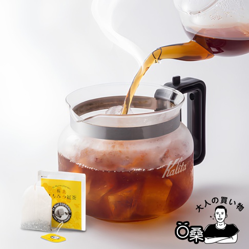 日式Kalita玻璃壺中，冰塊倒滿，一壺琥珀色的熱紅茶正緩慢注入，旁邊放著一包標示極上蜂蜜紅茶的茶包，右下角有人物圖標與文字。