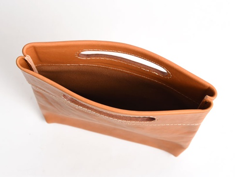 棕色皮革直式收納袋中袋，有兩個橢圓形開口手柄，袋身邊緣縫有白色縫線。