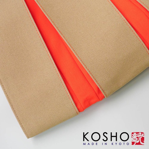 京都職人手作ougi棉帆布兩用扇形托特包，採用米色帆布搭配亮橘色內襯，車縫線清晰可見，展現簡約設計與質感。