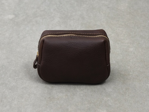職人手作深棕色皮革Organ拉鍊收納包 (GS-63) M，方形立體設計，配有金色拉鍊和皮革拉環，材質為天然皮革。