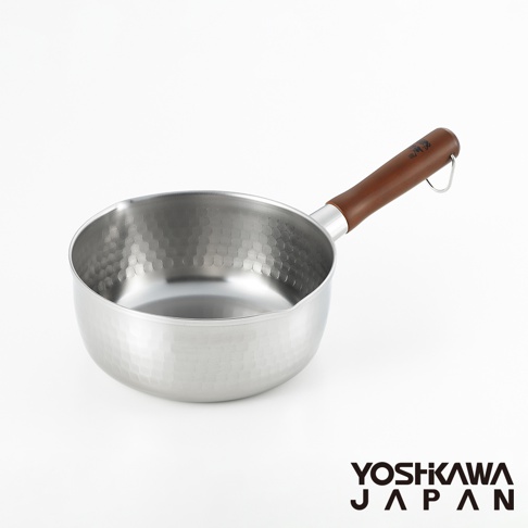 鄉技不鏽鋼單柄雪平鍋，鍋身為銀色不鏽鋼材質，表面有槌目紋路。鍋柄為木質，顏色呈深棕色，末端有掛環。
