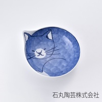 藍色釉彩陶瓷湯碗，碗內繪有手繪風格的可愛貓咪圖案，貓咪臉部表情溫和，身體呈圓形蜷縮狀。