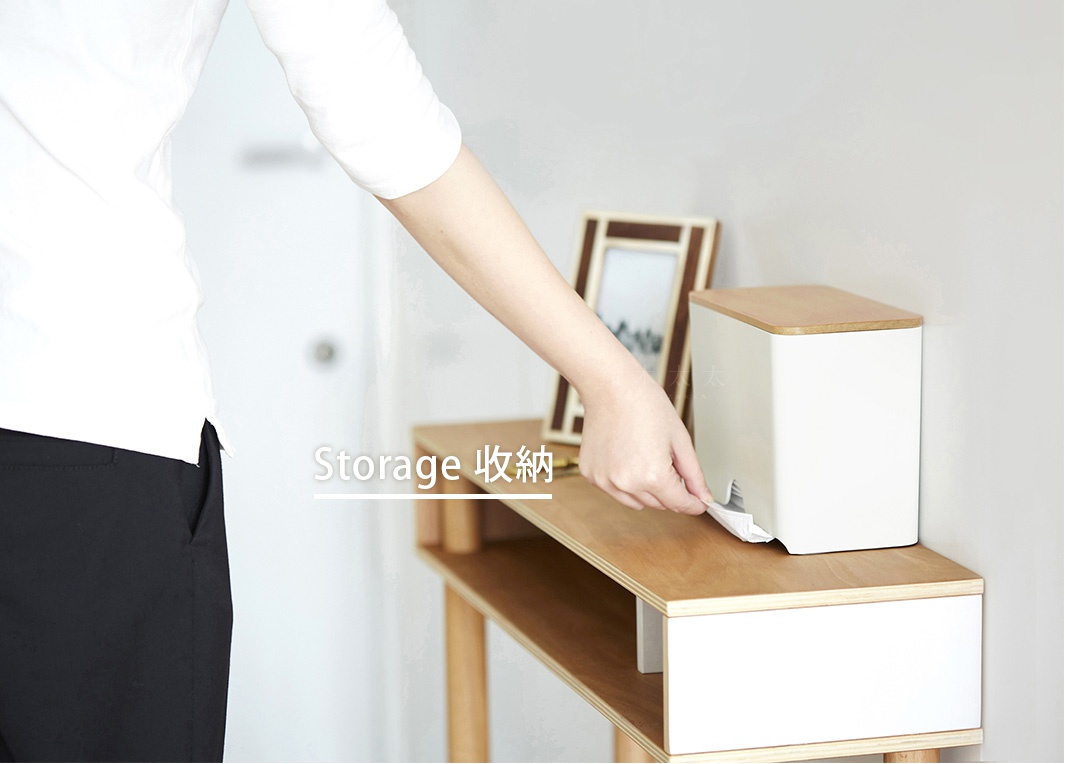 白色長方形抽取盒，頂部為原木色木蓋，側面有抽取孔，用於收納口罩。